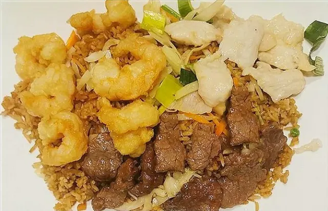 Fried noodles with chicken, beef and prawns